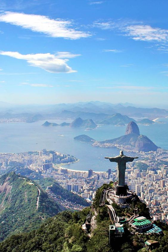 Құтқарушы Христос мүсіні және Рио-де-Жанейро жағалауы