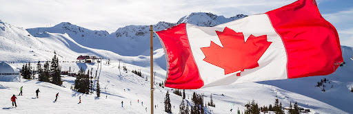 Қарлы таулар аясындағы Канада туы