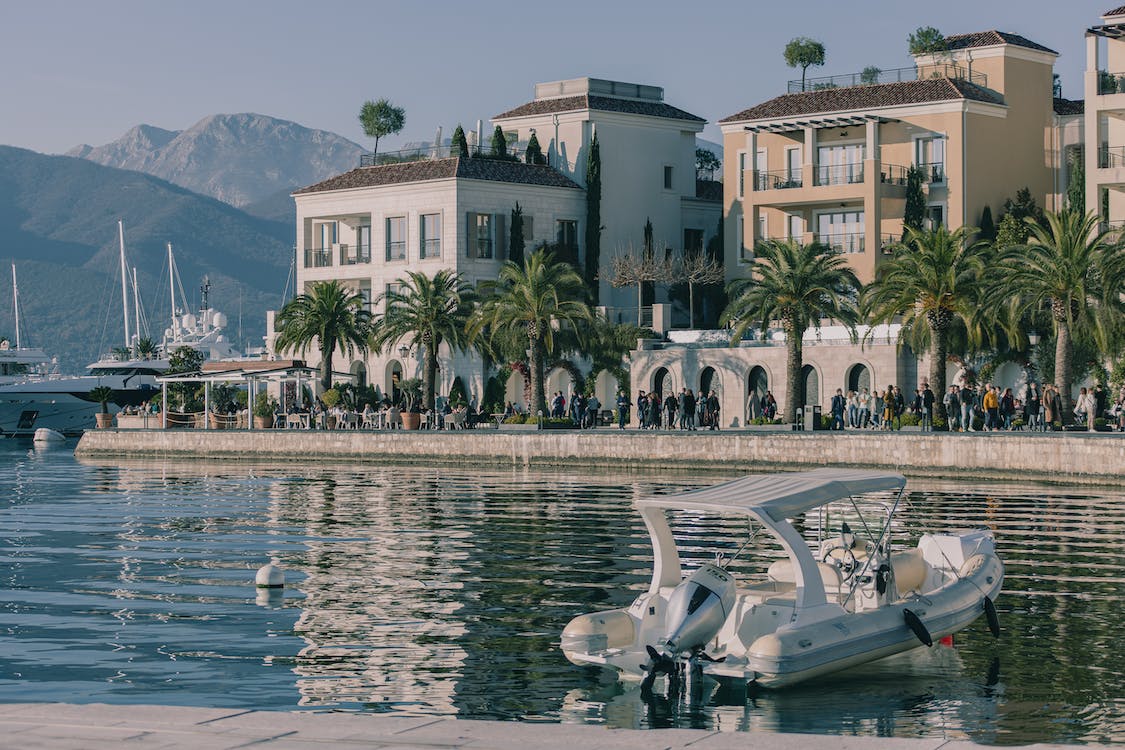 Черногория бойынша автосаяхат: жағалау жолдары мен сәулет
