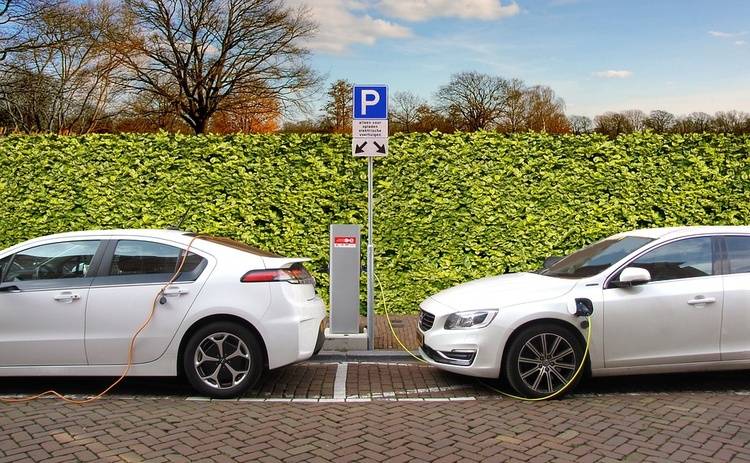 Қуатталып тұрған электромобиль