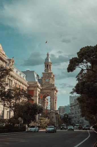 Баку сәулеті және автокөлік қозғалысы