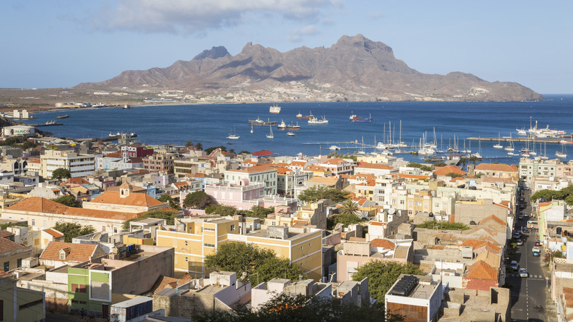 Кабо-Вердедегі жағалау мен қала көрінісі