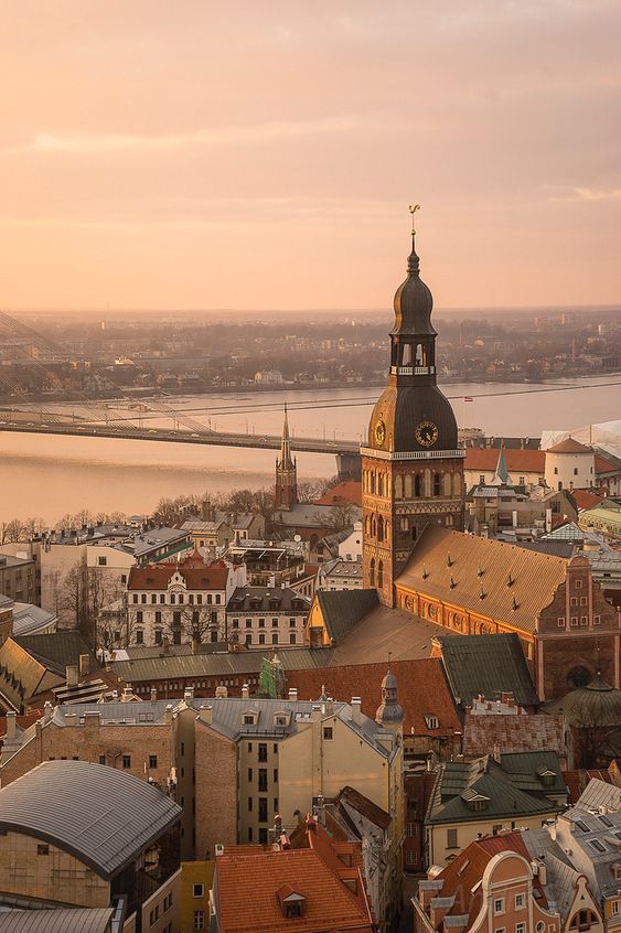 Рига панорамасы және Дом соборының шпилі