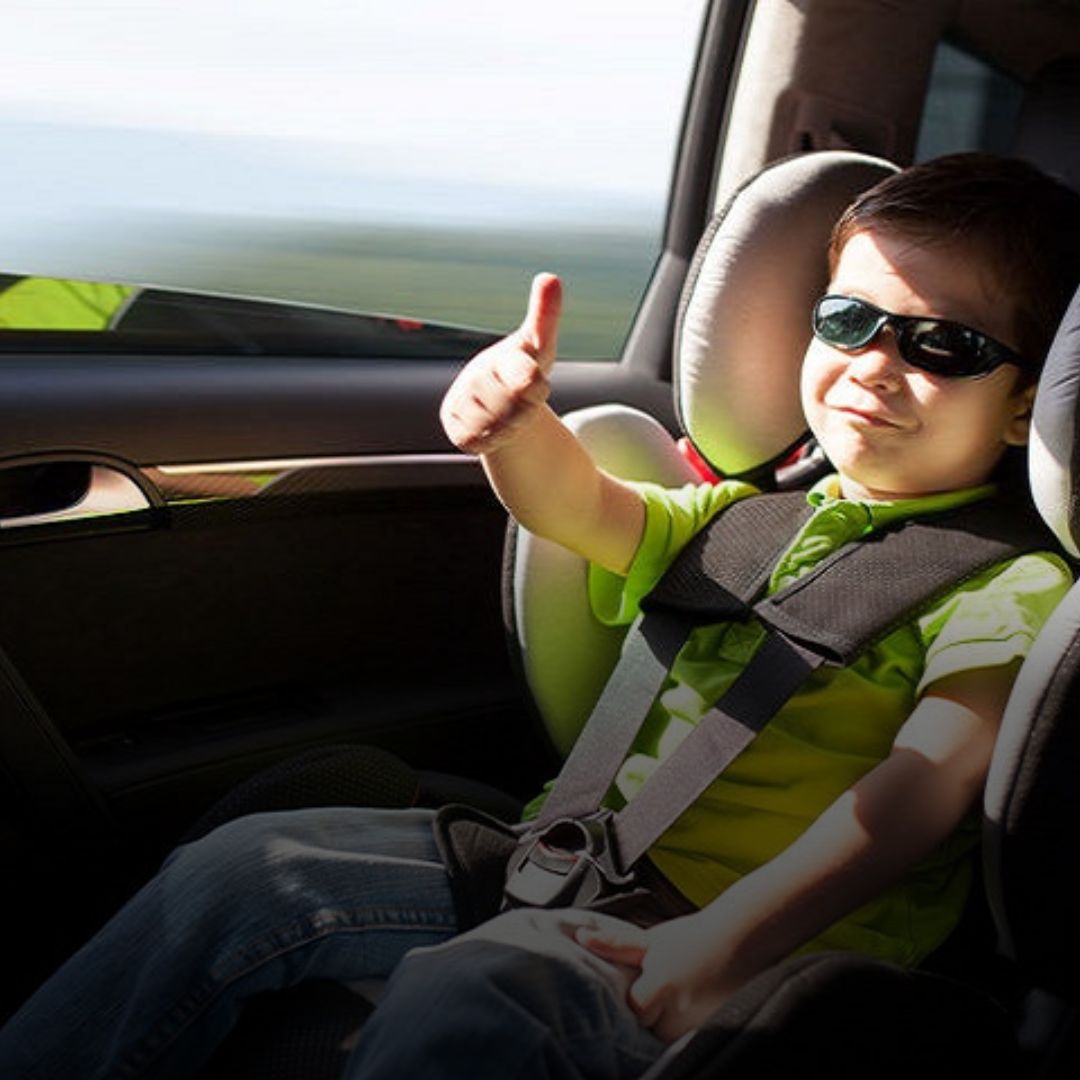 Қауіпсіз автокреслодағы бала