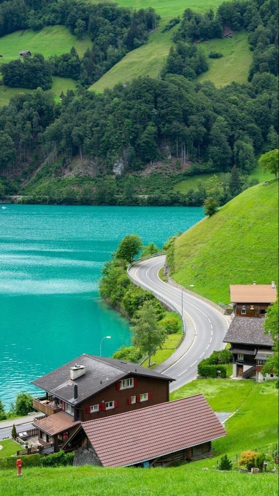 Швейцария бойынша автосаяхат: таулы жолдар мен ландшафттар