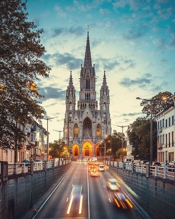 Бельгиядағы зәулім собор мен автожол